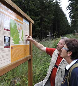 Hinweistafel auf die  nahegelegene Wallburg Karlsschanze am Försterkreuz